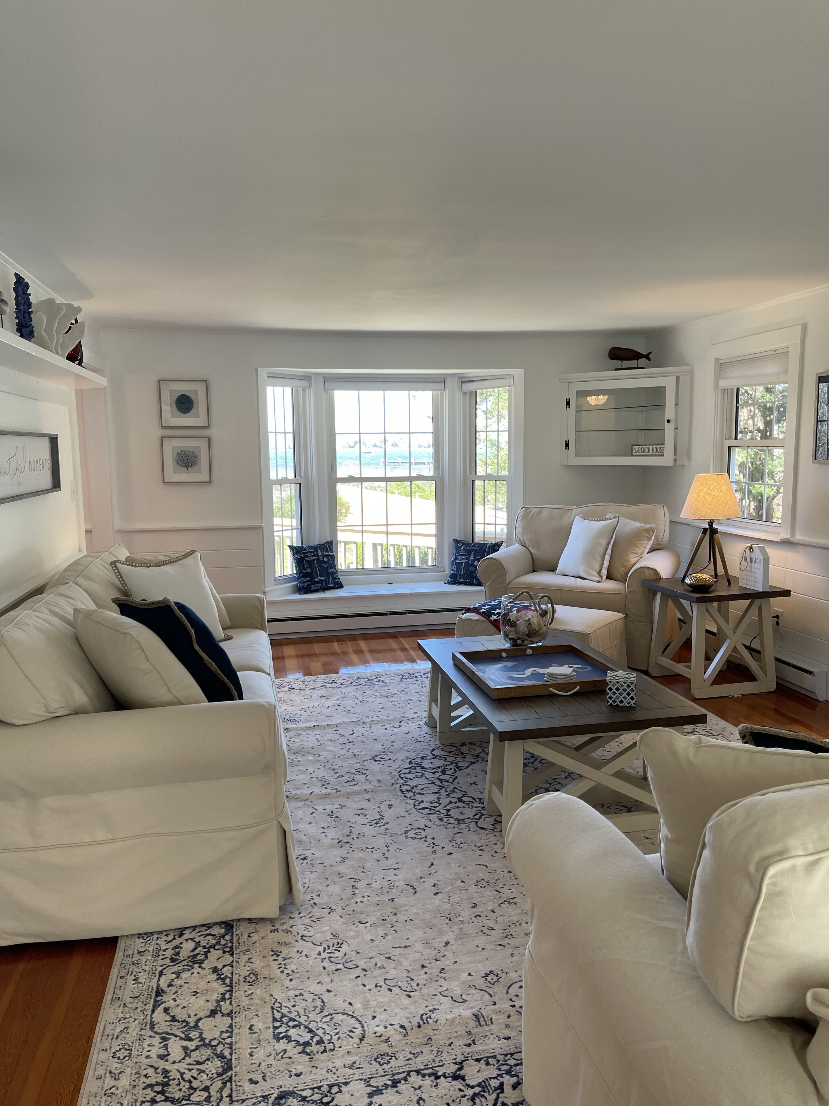 Spacious Living Room w/ Comfortable seating