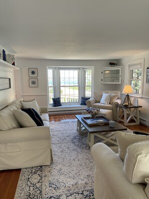Spacious Living Room w/ Comfortable seating