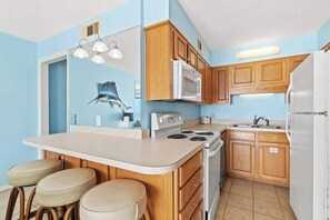 Fridge, microwave, oven, stovetop - The Summit 1021 - Condo with Beach Views (Panama City)