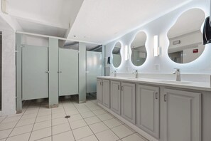 Bathtub, hair dryer, towels - The Summit 1021 - Condo with Beach Views (Panama City)