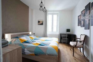 3 bedrooms, desk, iron/ironing board, WiFi
