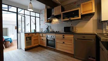 Een koelkast, een microgolfoven, een oven, een kookplaat