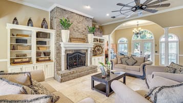Smart TV, fireplace, books, stereo