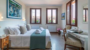 2 Schlafzimmer, Schreibtisch, Bügeleisen/Bügelbrett, Reisekinderbett