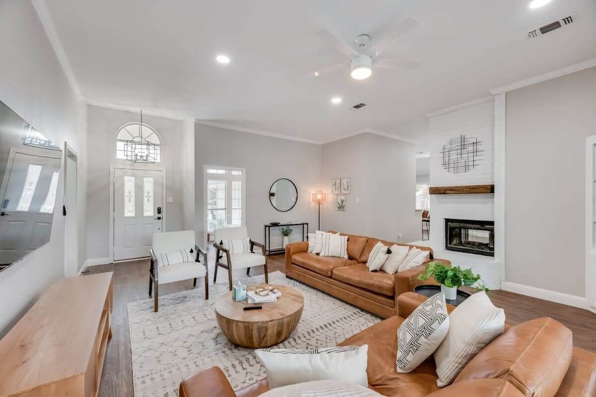 TV, peis, stereoanlegg og kontorer