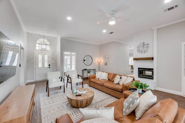 Televisión, chimenea, estéreo y oficina 