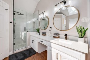 Badewanne, Haartrockner, Handtücher, Shampoo