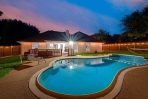 Pool - Boho Chic Home w Backyard Paradise - Pool + Grill (North Richland Hills)