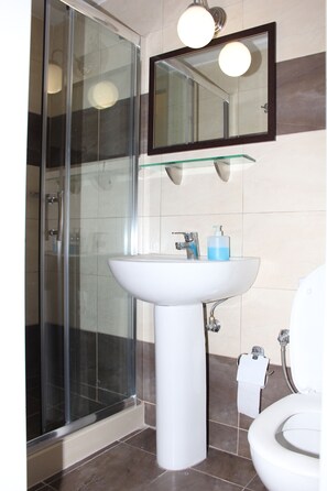 Standard Double or Twin Room | Bathroom - Hotel REA (Heraklion)