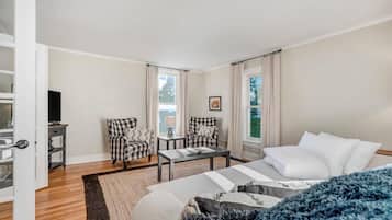 2 bedrooms, iron/ironing board, WiFi, bed sheets