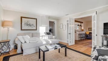 Televisión, chimenea y oficina