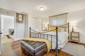 2 bedrooms, iron/ironing board, WiFi, bed sheets - Old Farmhouse , Downtown Monument (Monument)