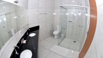Standard Familia | Bagno | Doccia, asciugamani, sapone, shampoo