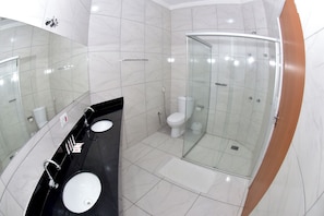 Standard Familia | Bathroom | Shower, towels, soap, shampoo - Liv Hotel (Porto Ferreira)