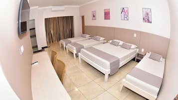 Standard Familia | Espaço de trabalho para notebook, Wi-Fi de cortesia, roupa de cama