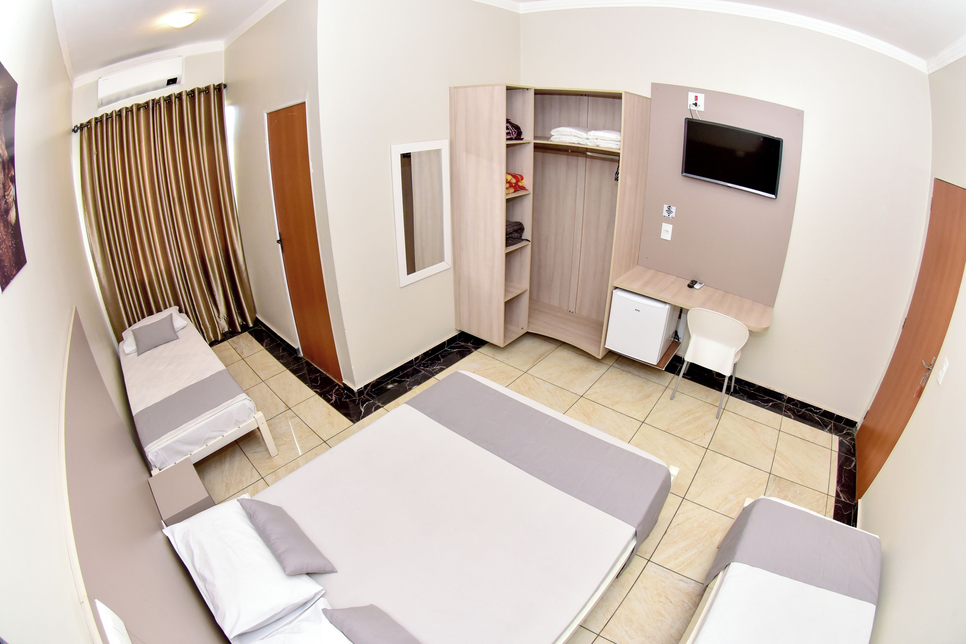 Standard Quadruplo | ノートパソコン用作業スペース、WiFi (無料)、ベッドシーツ