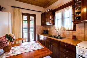 Kühlschrank, Mikrowelle, Ofen, Wasserkocher mit Kaffee-/Teezubehör