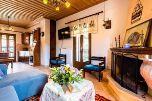 TV, offices - Stemnitsa Stone Residence - Comfy Mountain Getaway (Stemnitsa)