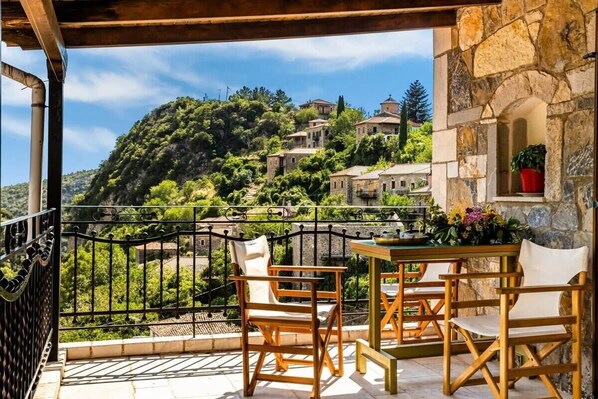 Outdoor dining - Stemnitsa Stone Residence - Comfy Mountain Getaway (Stemnitsa)