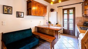 Una cocina acogedora con armarios de madera, un banco y una mesa de comedor.