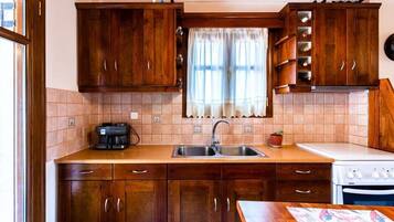 Réfrigérateur, micro-ondes, four, cafetiÚre/bouilloire