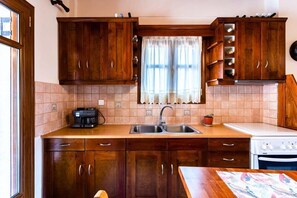 Refrigerador, microondas, horno y cafetera y tetera 