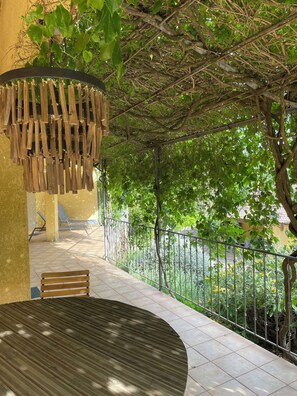 Outdoor dining - In the Cévennes (Générargues)