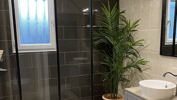 Douche, sĂšche-cheveux, serviettes fournies, papier toilette