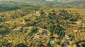 A residential area with houses surrounded by greenery and hills. - Villa Artemis in Vrises (Apokoronas)