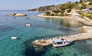 A coastal area with clear waters, boats, and a rocky shoreline. - Villa Alexandros in Spartia (Kefalonia)
