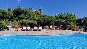 A swimming pool with lounge chairs and a pergola. - Villa Emiliata in Spartia (Kefalonia)