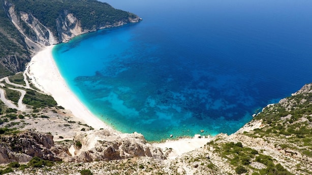 A coastal landscape with a clear blue sea, a sandy beach, and a mountainous backdrop. - Villa Kephalos in Spartia (Kefalonia)