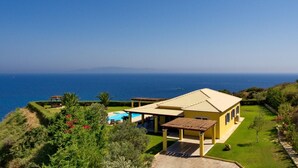 A coastal villa with a swimming pool, a pergola, and a view of the sea. - Villa Hephaestus in Spartia (Kefalonia)