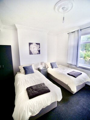 Casa, varias camas | 4 habitaciones, wifi gratis y ropa de cama 