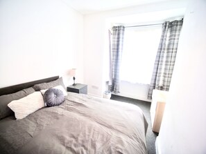 House, Multiple Beds - Lovely 6 bed Property Located Within Dudley (Dudley)