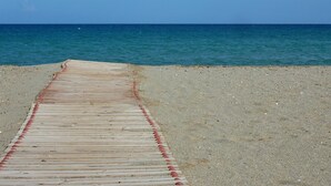 A wooden boardwalk leading to a beach with clear blue water. - Villa Nikos in Megala Chorafia (Chania)