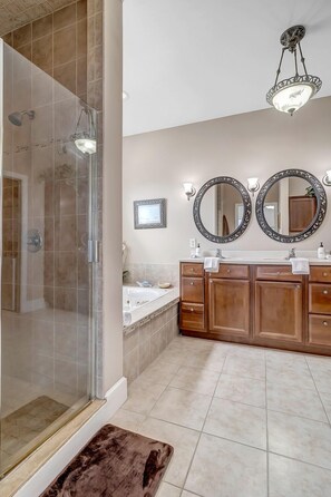 Combined shower/bathtub, hair dryer, towels - Aqua Vista - Cozy beach home w/ large deck (St. Augustine)