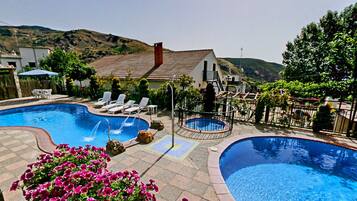 2 piscinas cubiertas, una piscina al aire libre de temporada, sombrillas