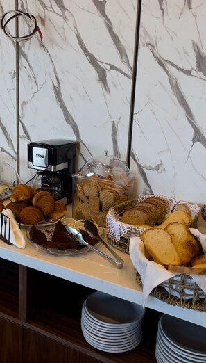 Free daily buffet breakfast  - Esbjerg Hotel (Vlorë)