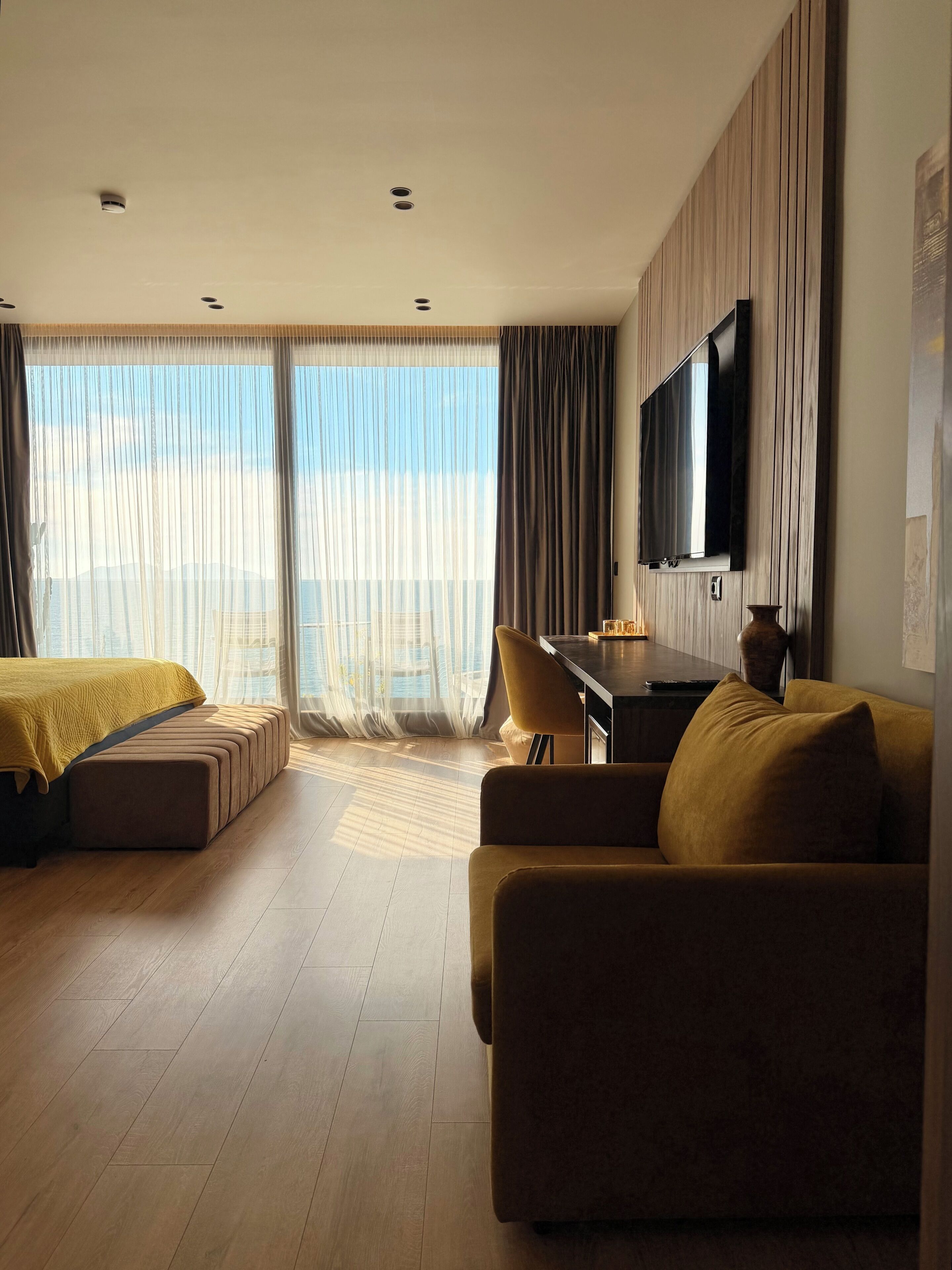 Habitación familiar, vistas al mar | Minibar, caja fuerte, sistema de insonorización y wifi gratis
