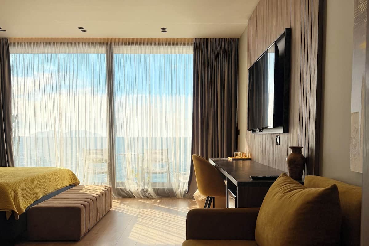 Habitación familiar, vistas al mar | Minibar, caja fuerte, sistema de insonorización y wifi gratis