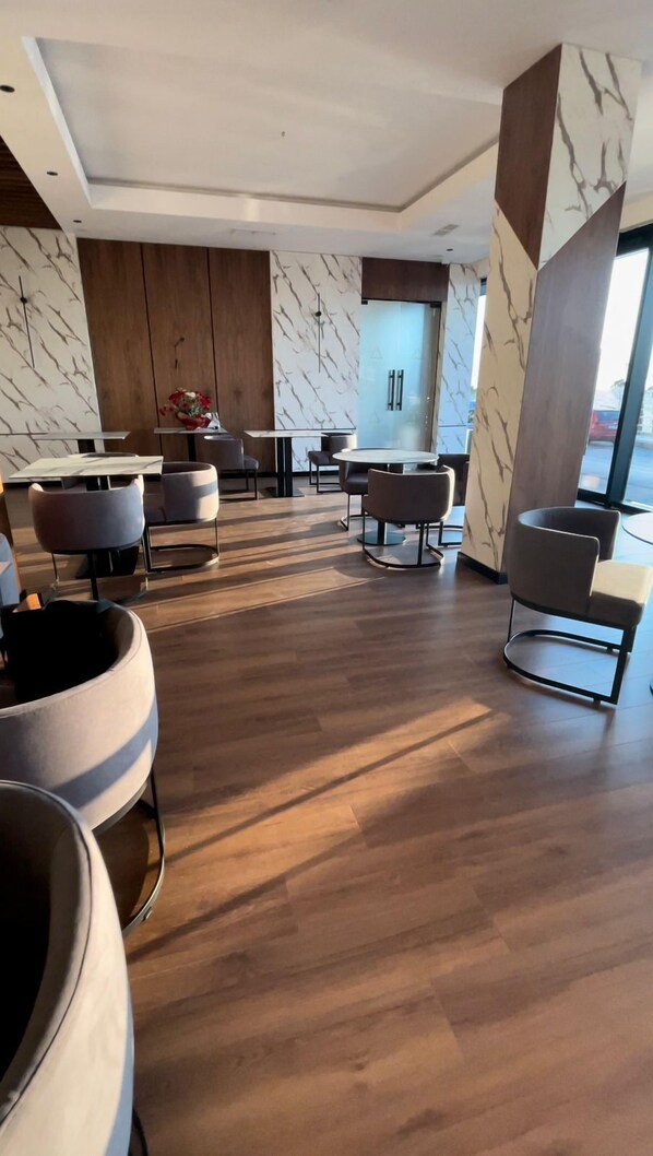 Bar (on property) - Esbjerg Hotel (Vlorë)