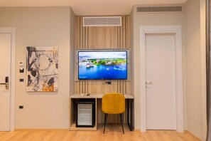 Deluxe Suite | Minibar, in-room safe, desk, laptop workspace - Esbjerg Hotel (Vlorë)