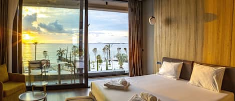 Deluxe tweepersoonskamer, 1 kingsize bed met slaapbank, balkon | Een minibar, een kluis op de kamer, geluiddichte muren, gratis wifi