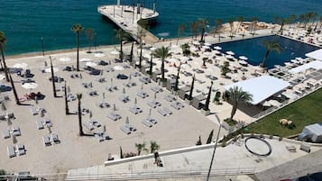 Plage, sable blanc, chaises longues, parasols