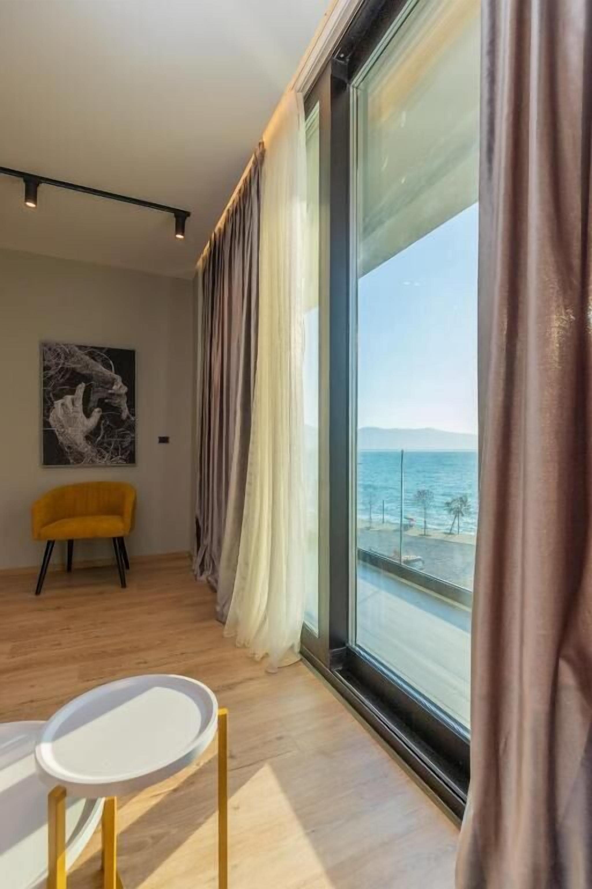 Minibar, caja de seguridad en la habitación y sistema de insonorización 