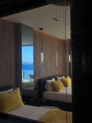 Habitación familiar, vistas al mar | Baño | Ducha, zapatillas y toallas