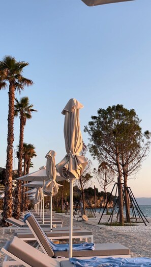 On the beach, white sand, sun loungers, beach umbrellas - Esbjerg Hotel (Vlorë)