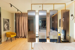 Deluxe Family Room | Minibar, in-room safe, desk, laptop workspace - Esbjerg Hotel (Vlorë)