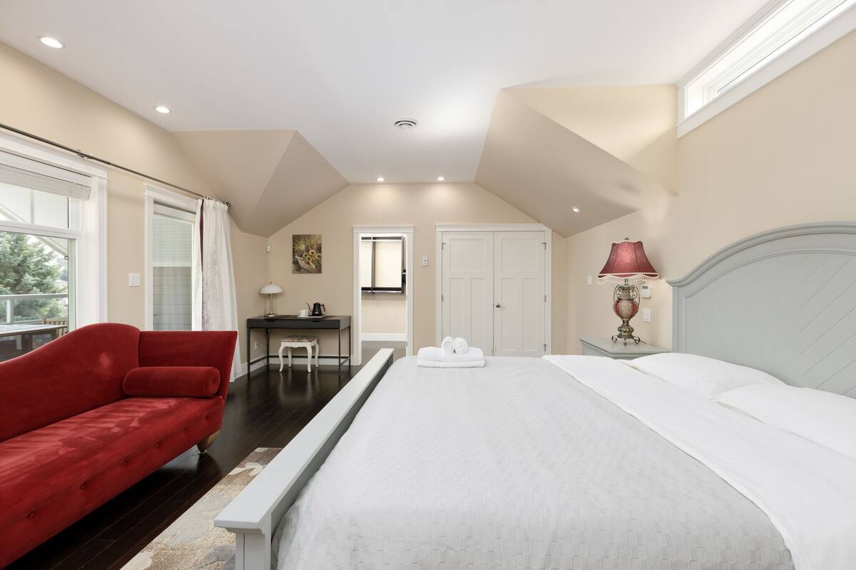 Deluxe Room | Blackout drapes, iron/ironing board (on request), WiFi (free)